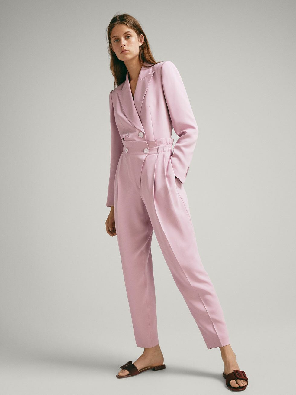 En clave pink: blazer (129 €) y pantalón (69,95 €), de Massimo Dutti.