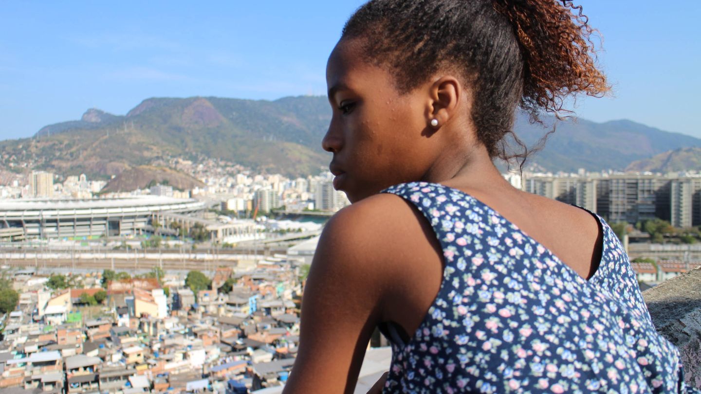 Una chica observa Río desde la favela (Valeria Saccone). 