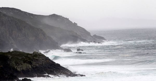 Foto: Vista de la playa de Doniños, en Ferrol. Un nuevo frente atlántico entrará este domingo por Galicia dejando chubascos locamente persistentes. (EFE)