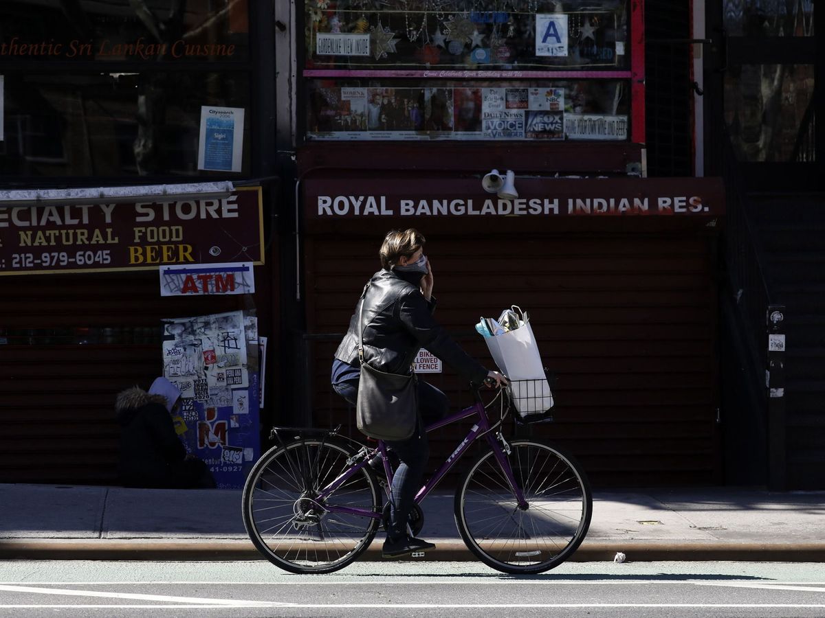 Foto: Una mujer utiliza su bicicleta en Nueva York (EFE)