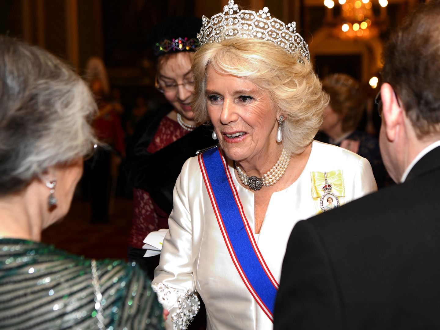 Camilla con la banda de la Real Orden Victoriana. (Reuters)