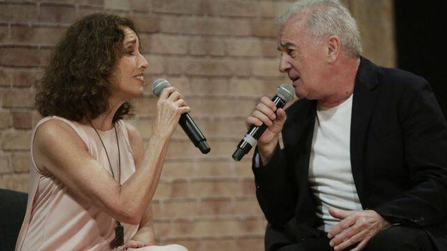  Ana Belén y Víctor Manuel, cantando en la presentación del Festival de Cartagena. (EFE)