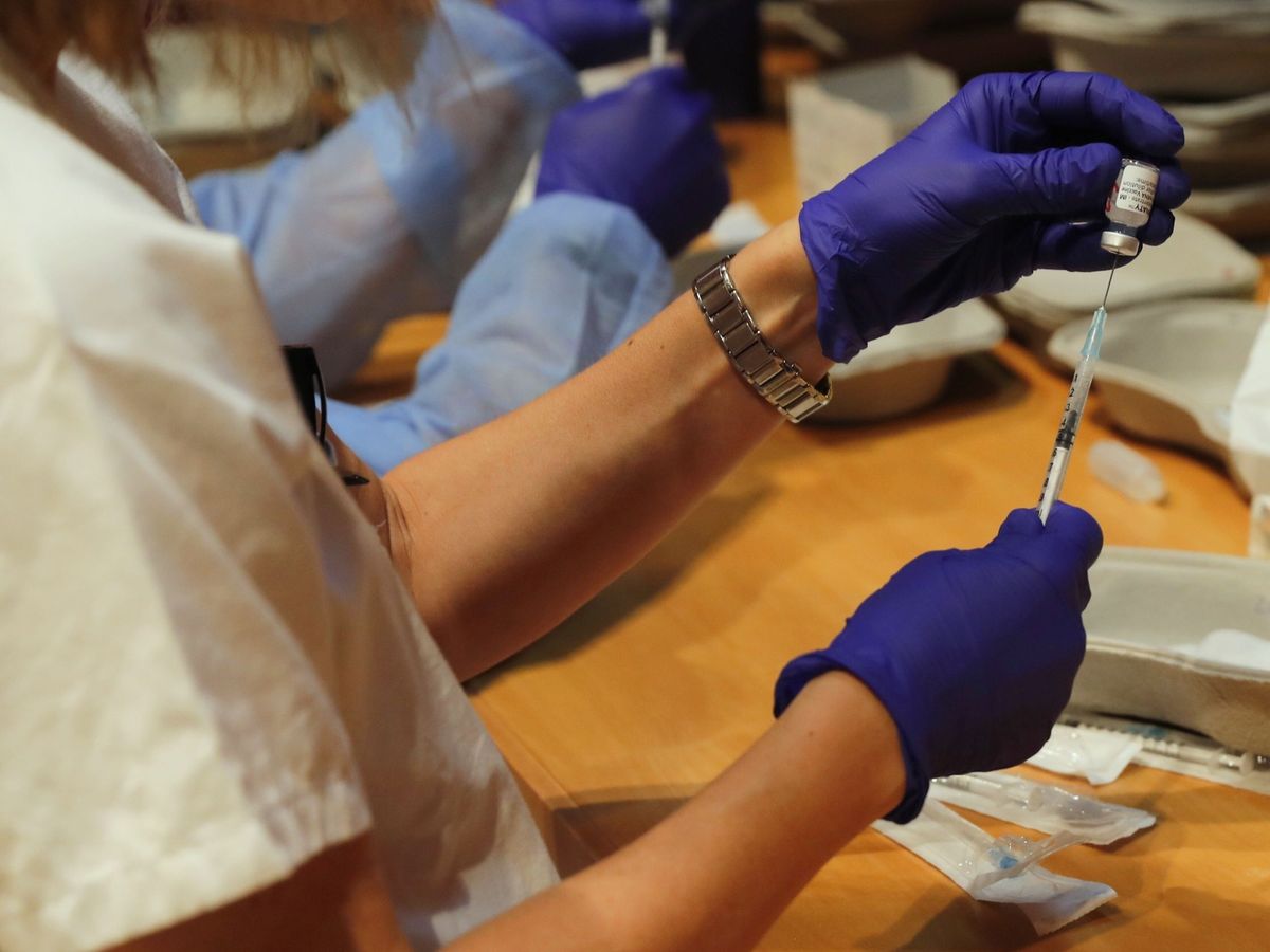 Foto: Una sanitaria prepara una dosis de la vacuna contra el covid-19 en el Hospital Severo Ochoa de Leganés, Madrid. (J.P.Gandul/EFE)