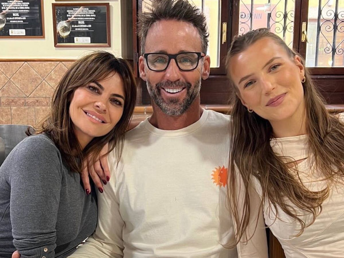 Foto: Álvaro Muñoz Escassi celebra su 50 cumpleaños con su hija y María José Suárez. (Instagram/alvaroescassioficial)