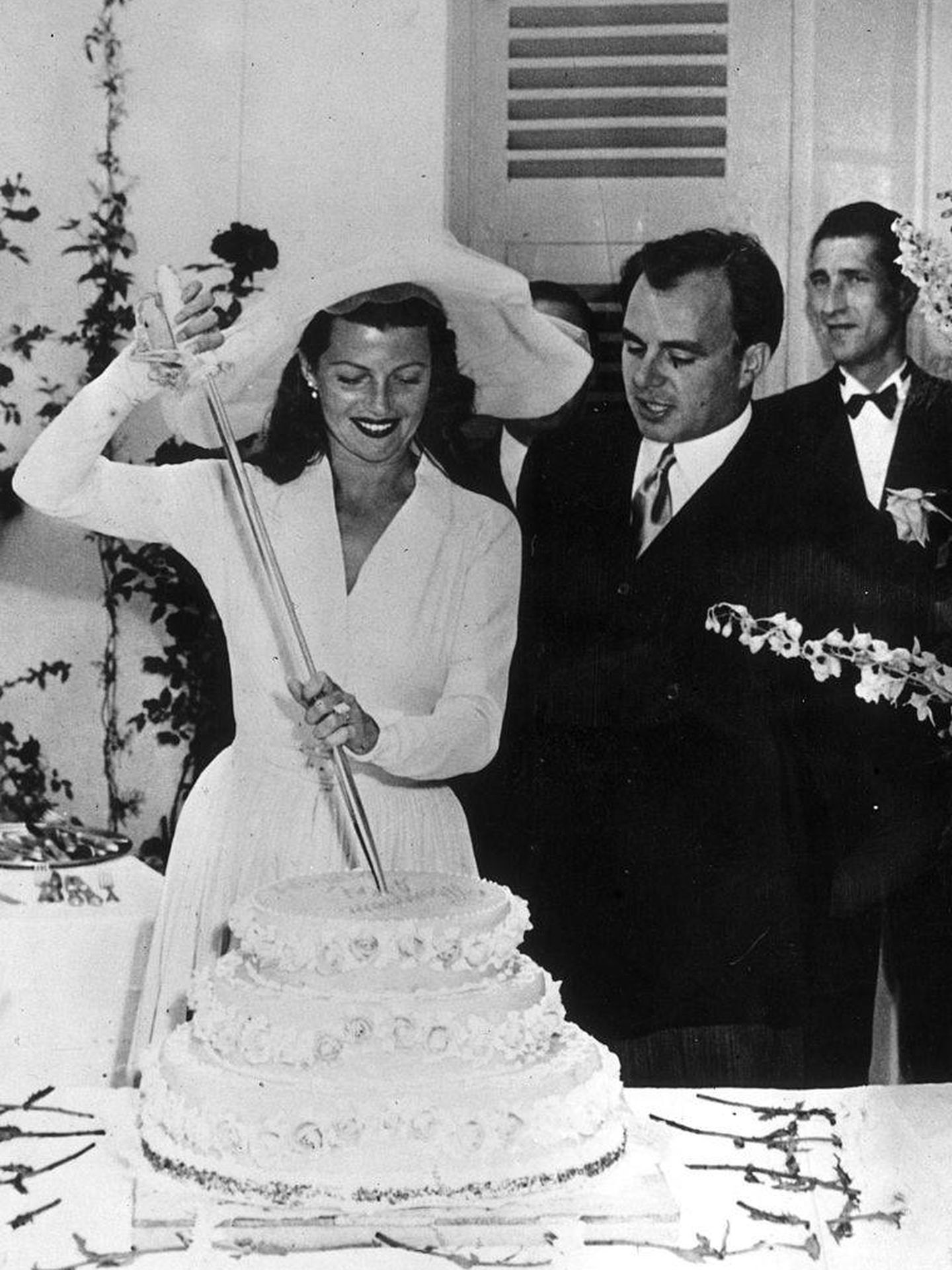 Rita Hayworth y el príncipe Alí Khan, el día de su boda en 1949. (Getty)