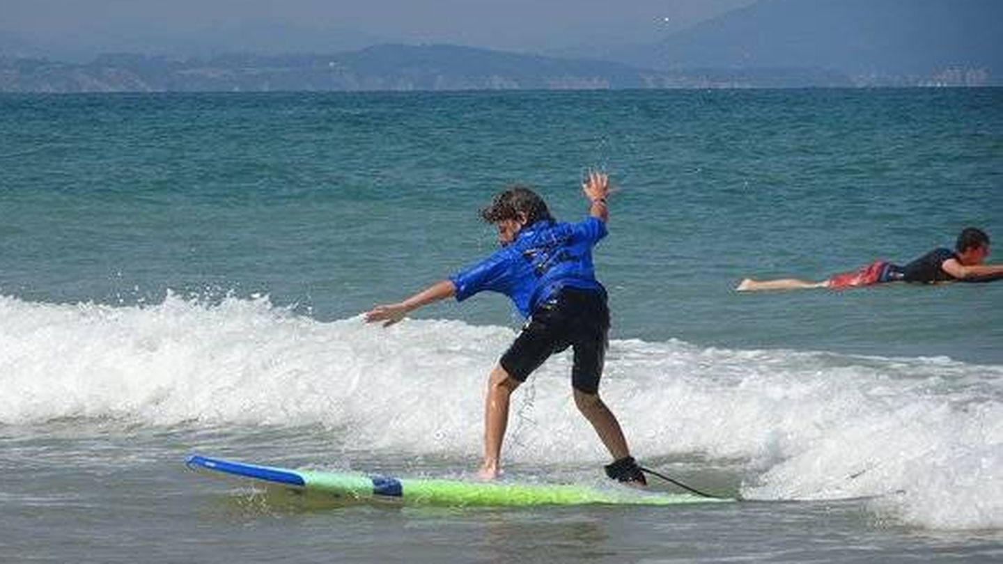 Un niño aprende surf en la Escuela Experience, en la playa Pavillion Royal de Bidart. (Tripadvisor)