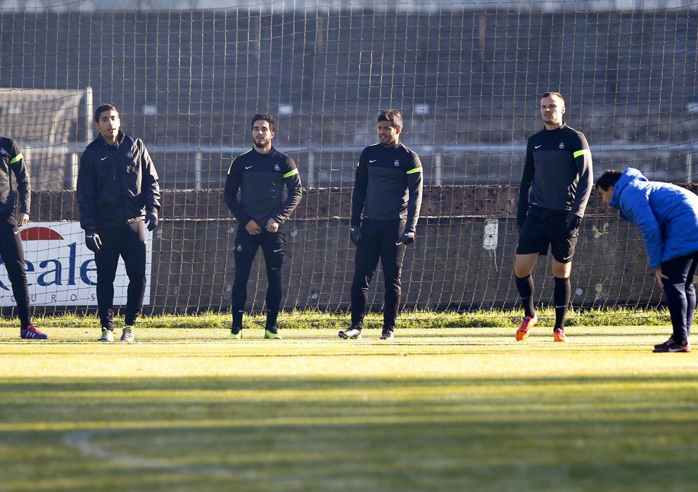 Foto: La Real Sociedad en el entrenamiento previo al partido de esta noche (Efe).