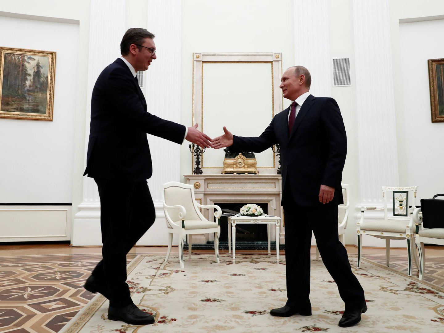 Vladimir Putin saluda al presidente serbio Alexander Vucic durante un encuentro en Moscú. (Reuters)