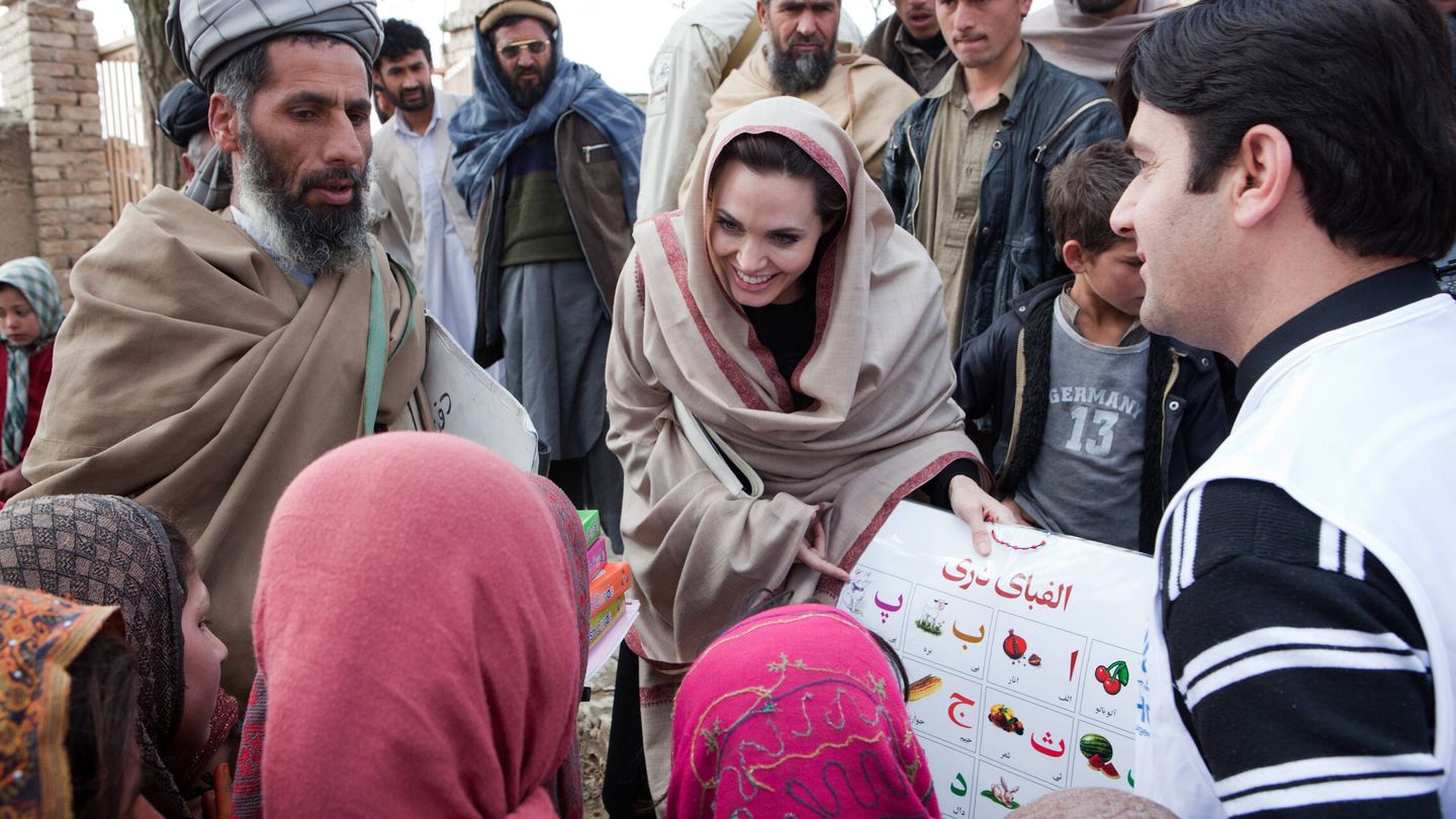 Angelina Jolie, junto a unas niñas afganas. (Getty/Jason Tanner)