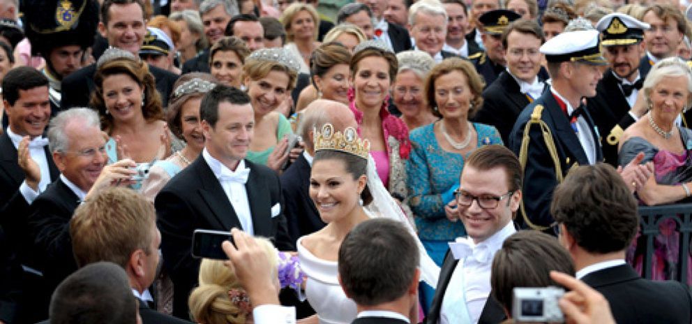 Foto: La Familia Real se ‘apelotona’ en un Falcon a su regreso de la boda de Victoria de Suecia