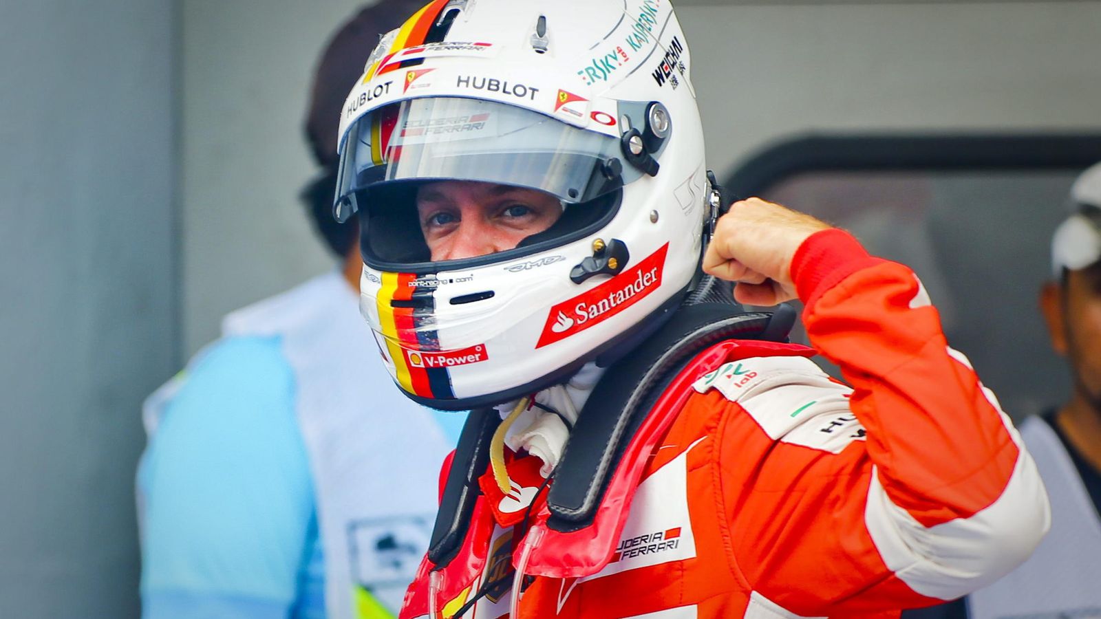 Foto: Sebastian Vettel celebrando su segundo puesto en la clasificación tras bajarse del coche (EFE)