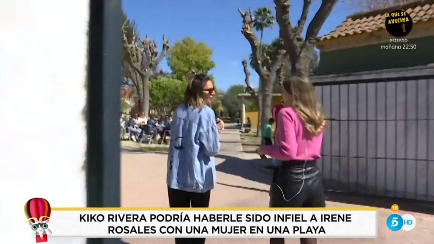 Una reportera de 'Socialité' persigue a Irene Rosales. (Mediaset España)