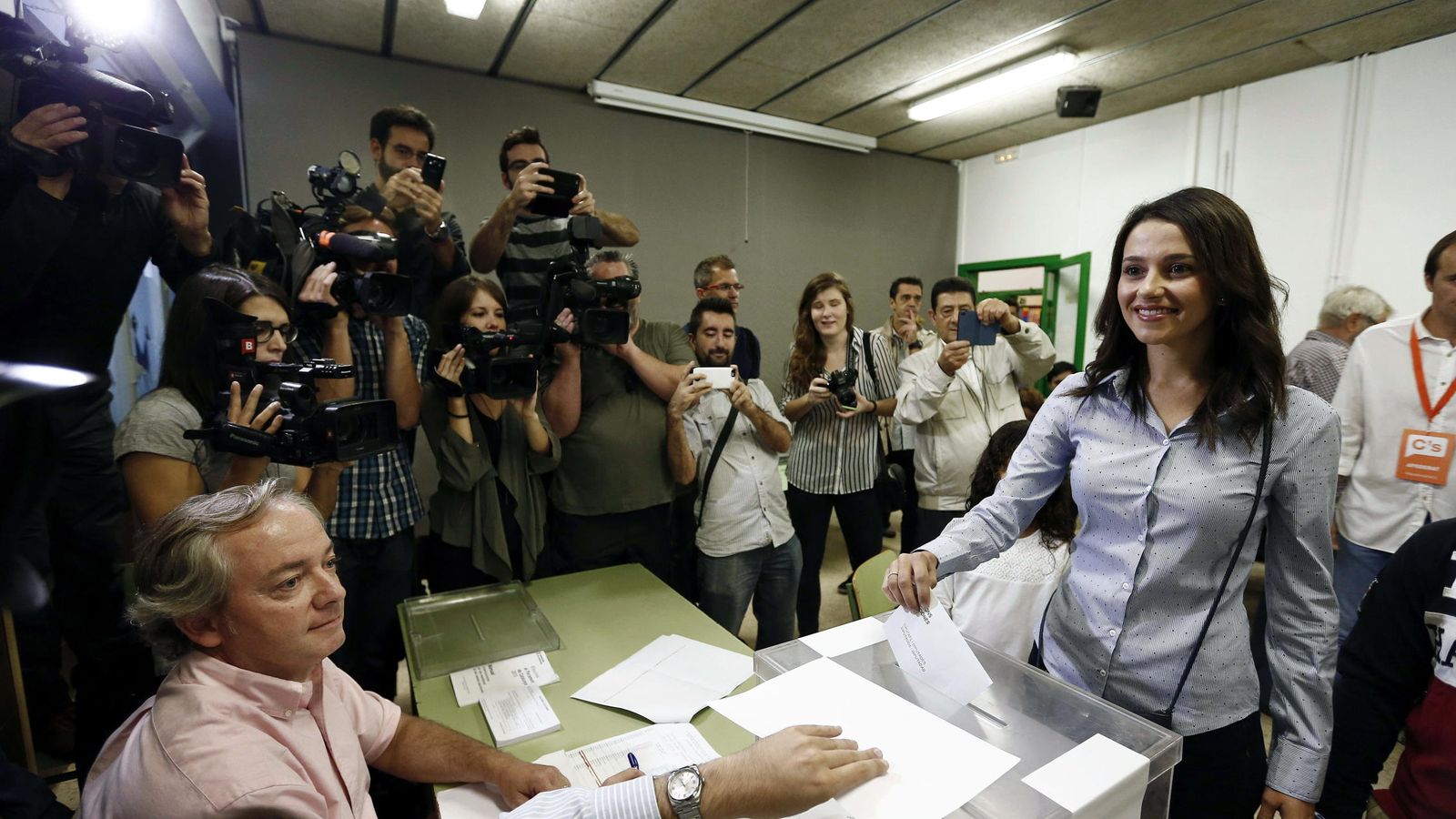 Foto: La candidata de Ciutadans a la presidencia de la Generalitat, Inés Arrimadas, deposita su voto en una mesa de la escuela Ausias March. (EFE)