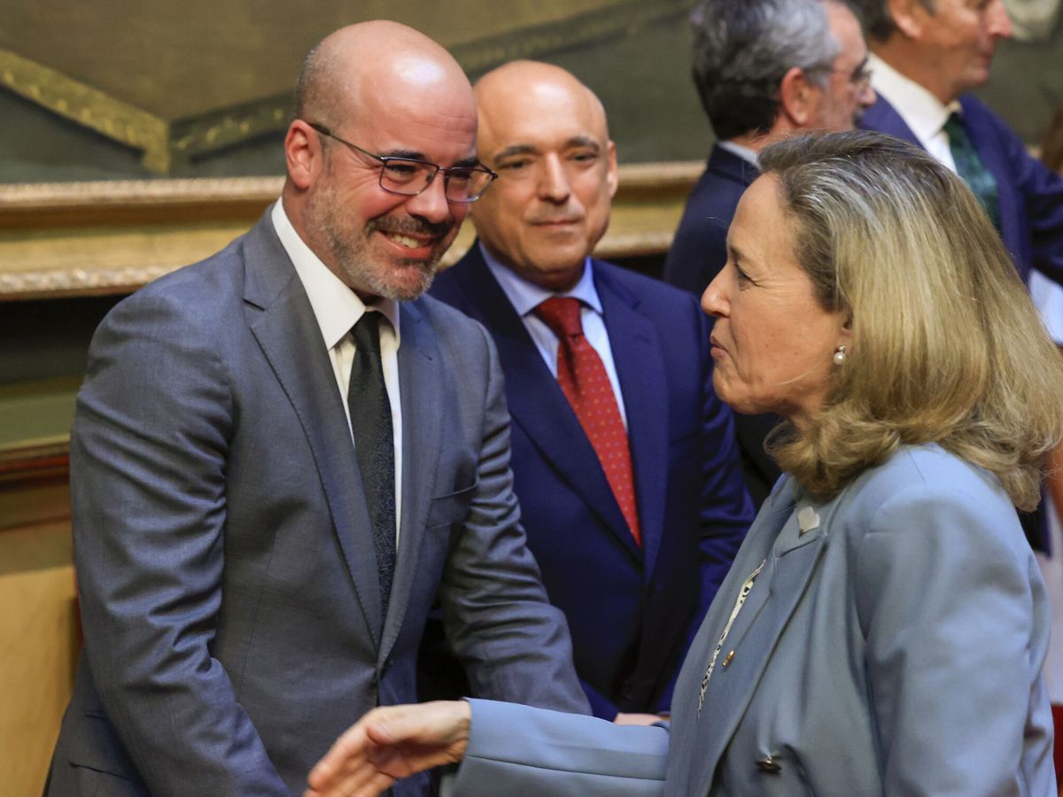 Foto: El delegado del Gobierno en Madrid, Francisco Martín, saluda a Nadia Calviño, con Rafael Simancas detrás. (EFE/Zipi)