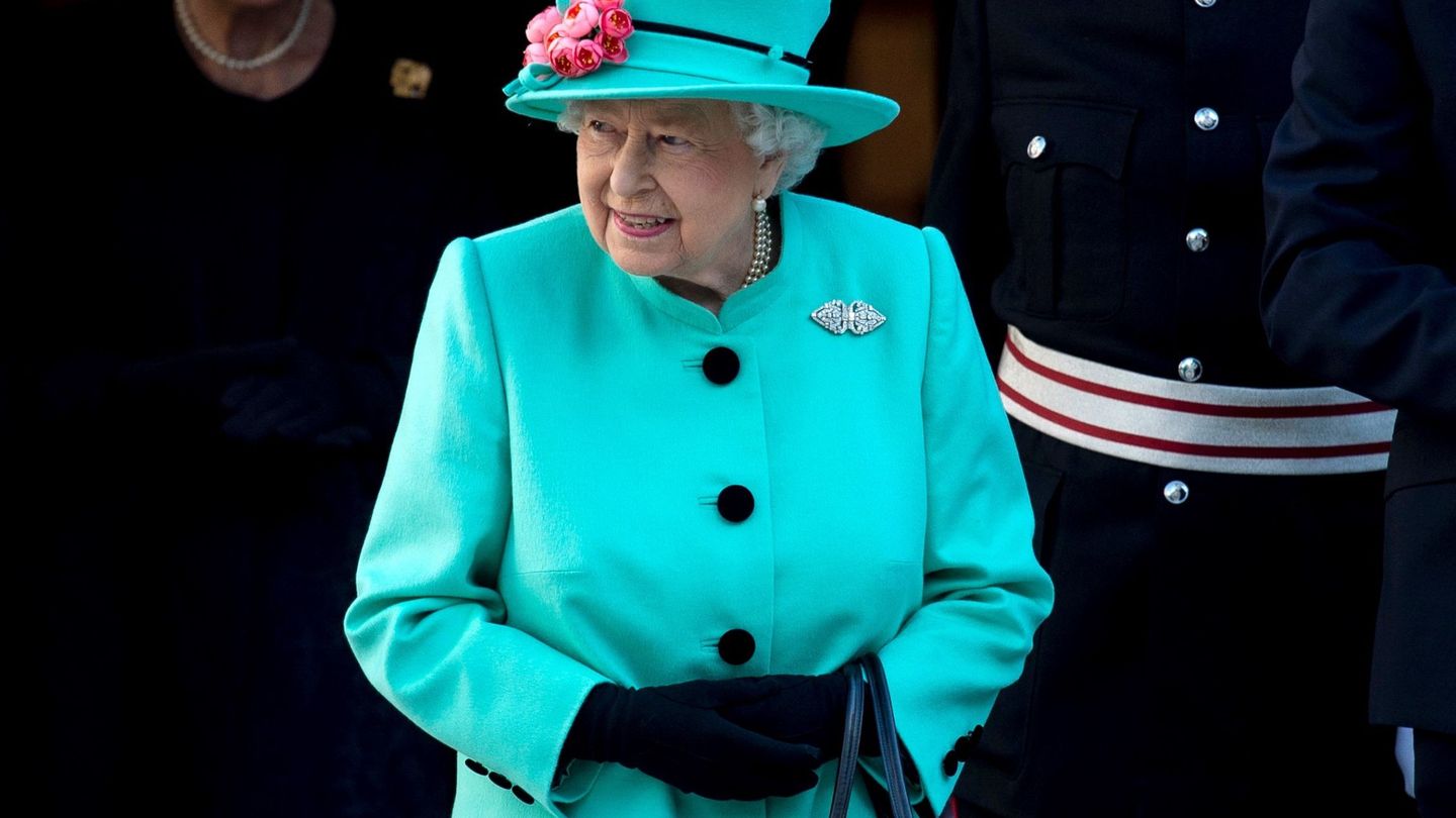 La reina Isabel II visita el centro comercial The Lexicon en Bracknell. (EFE)