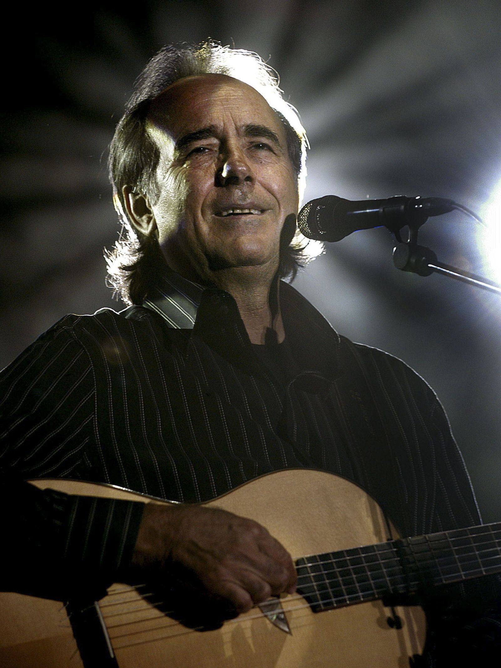 Serrat, en su último concierto en Uruguay. (EFE/Iván Franco)