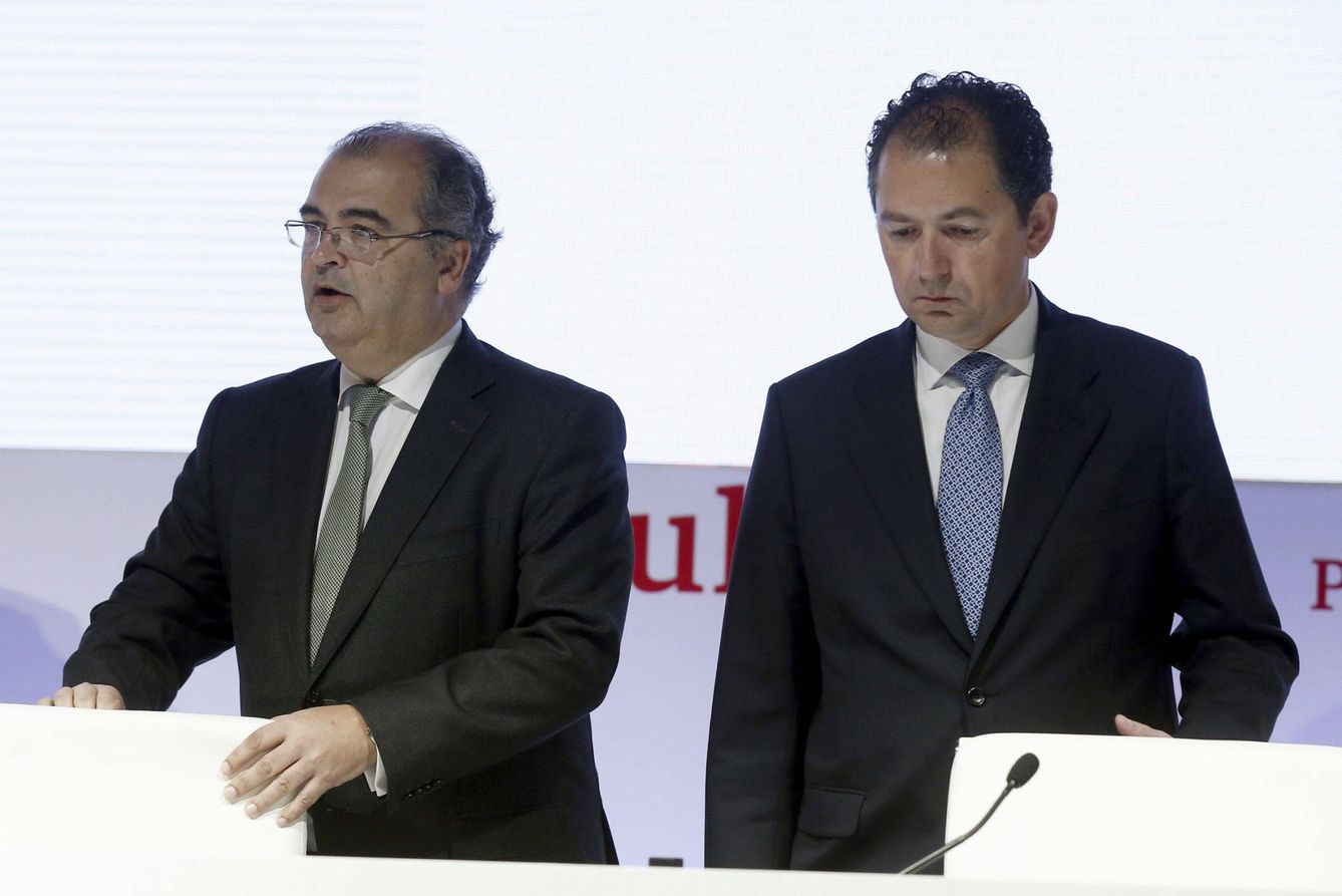El expresidente del Banco Popular, Ángel Ron (i), y su ex número dos, Francisco Gómez. (EFE/Paco Campos)