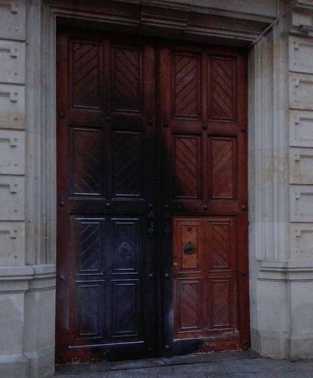Foto: Imagen de la puerta del Ayuntamiento de L'Hospitalet de Llobregat tras el suceso. (Joves Socialistes L'Hospitalet)
