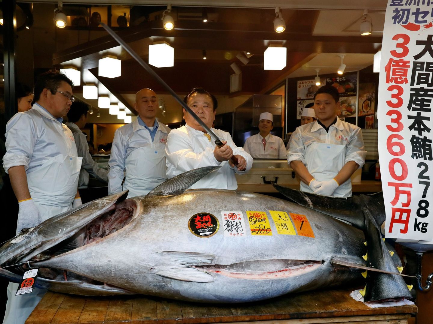 Un atún de 278 kg en un restaurante en Tokio, Japón. (EFE)