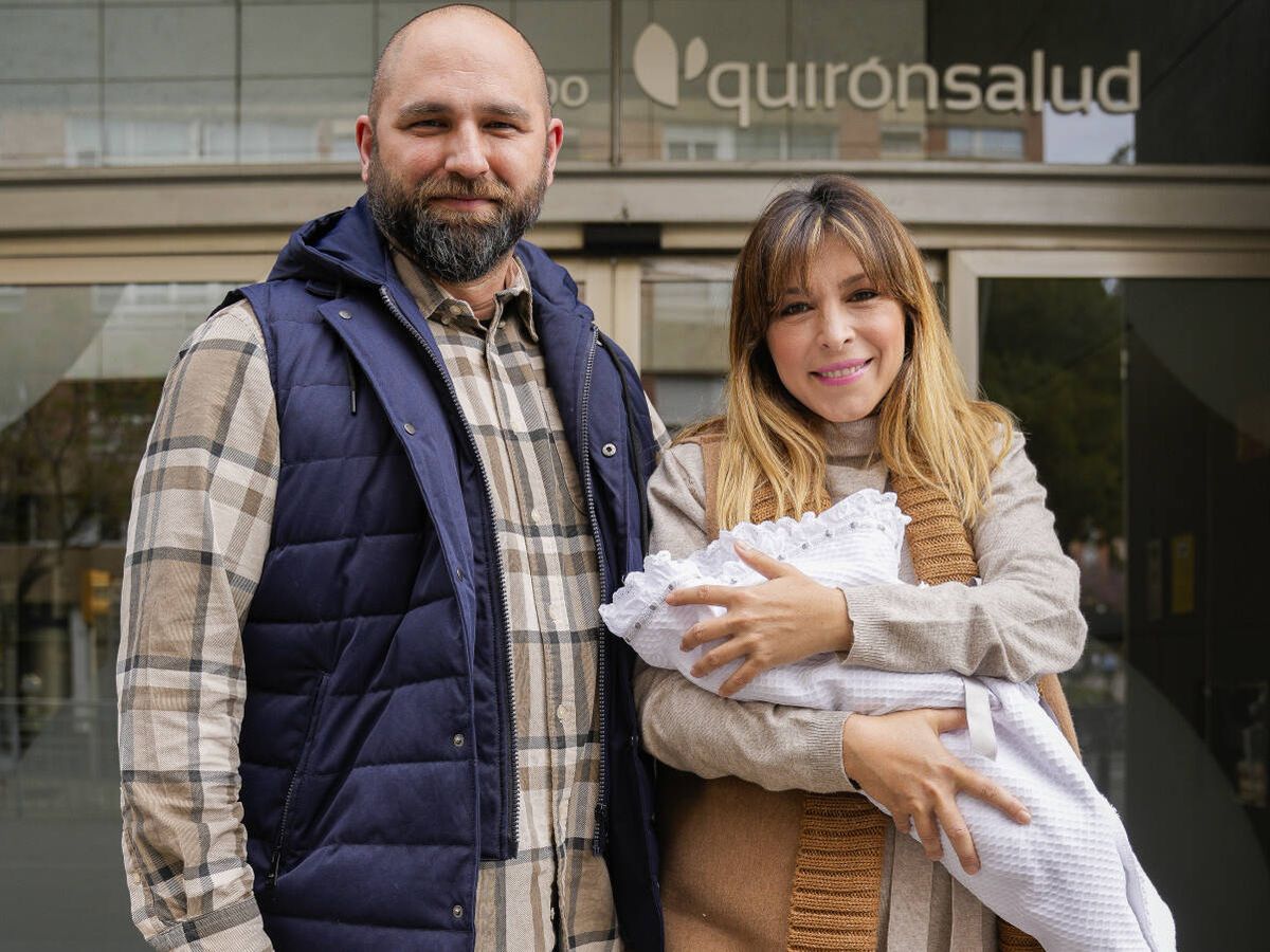 Foto: Gisela y su pareja, José Ángel Ortega, salen del hospital con su hijo Indiana. (Gtres)
