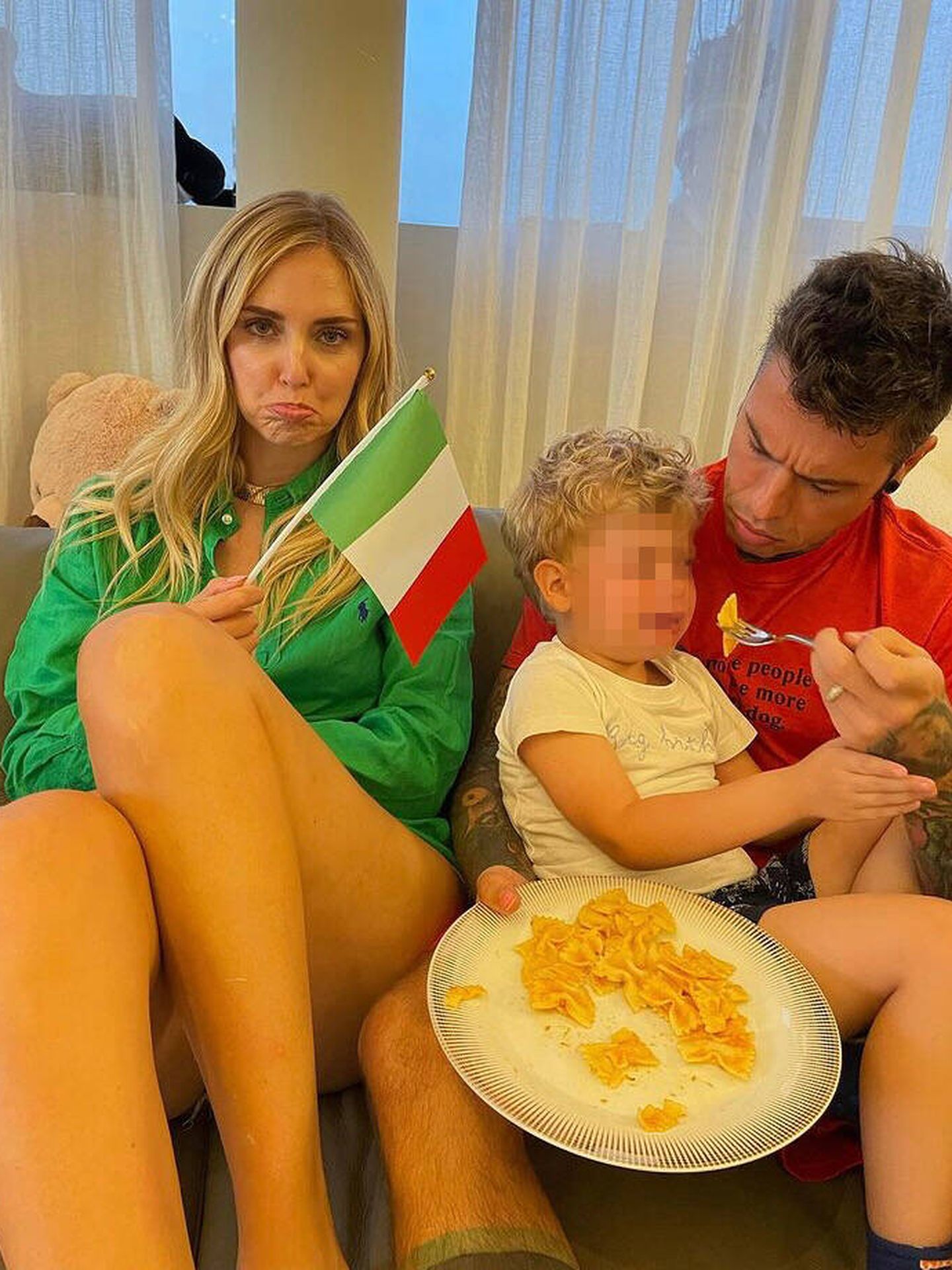 Chiara Ferragni y Fedez, con su hijo. (Instagram @fedez) 