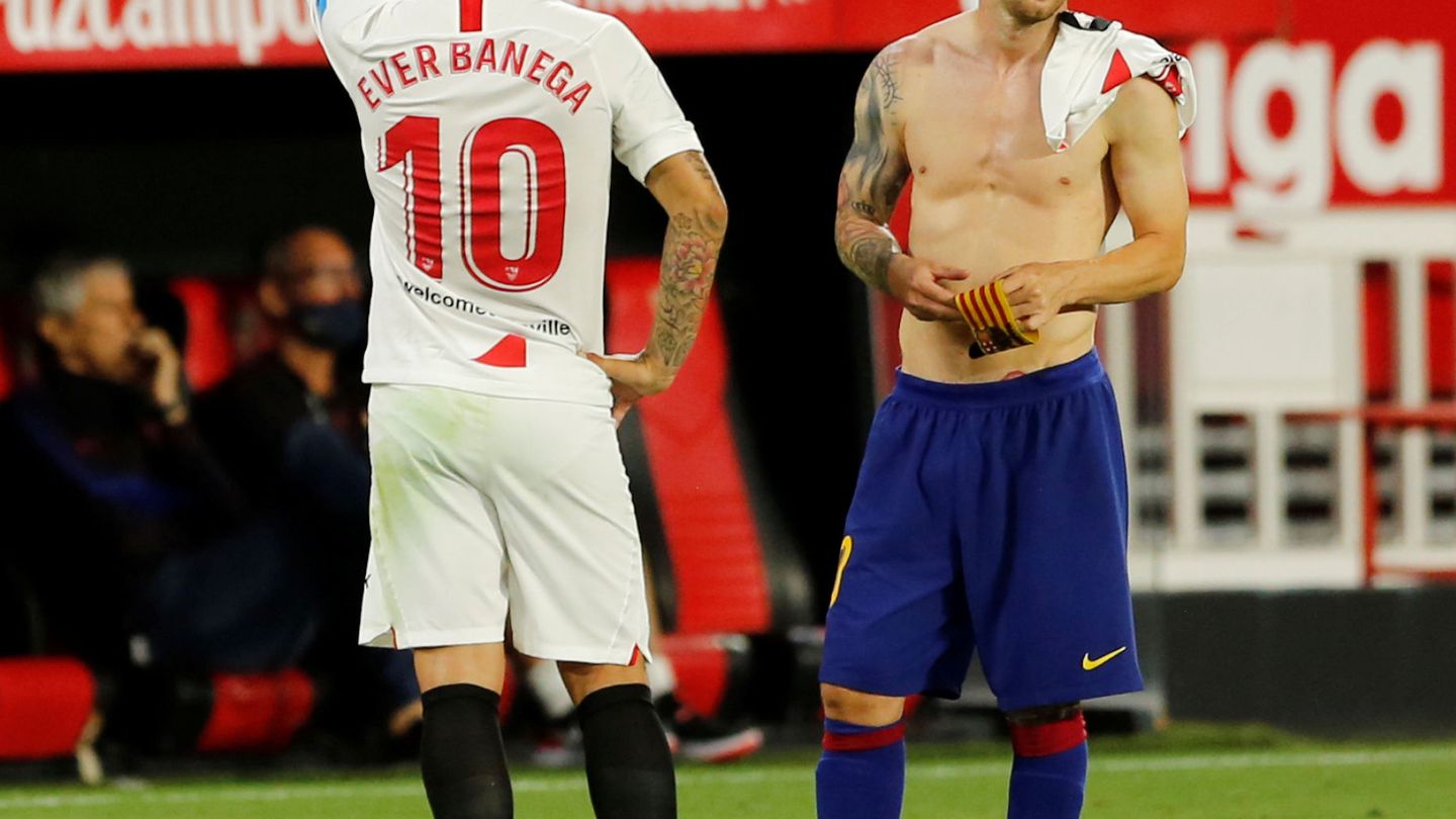 Banega, con Leo Messi después de un Barcelona-Sevilla. (Efe)