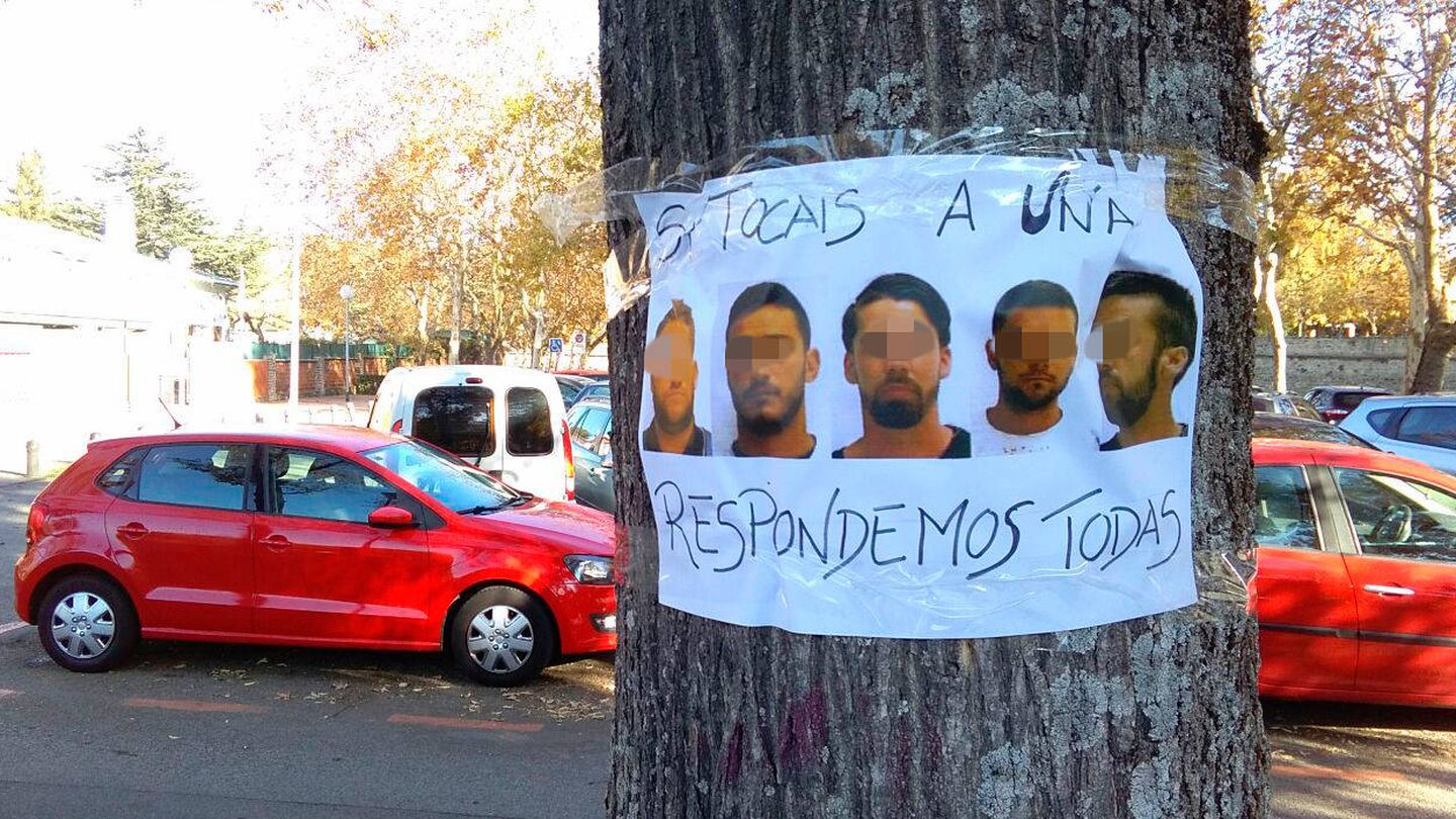 Cartel contra los integrantes de 'La manada' en un árbol junto al Palacio de Justicia. (EC)