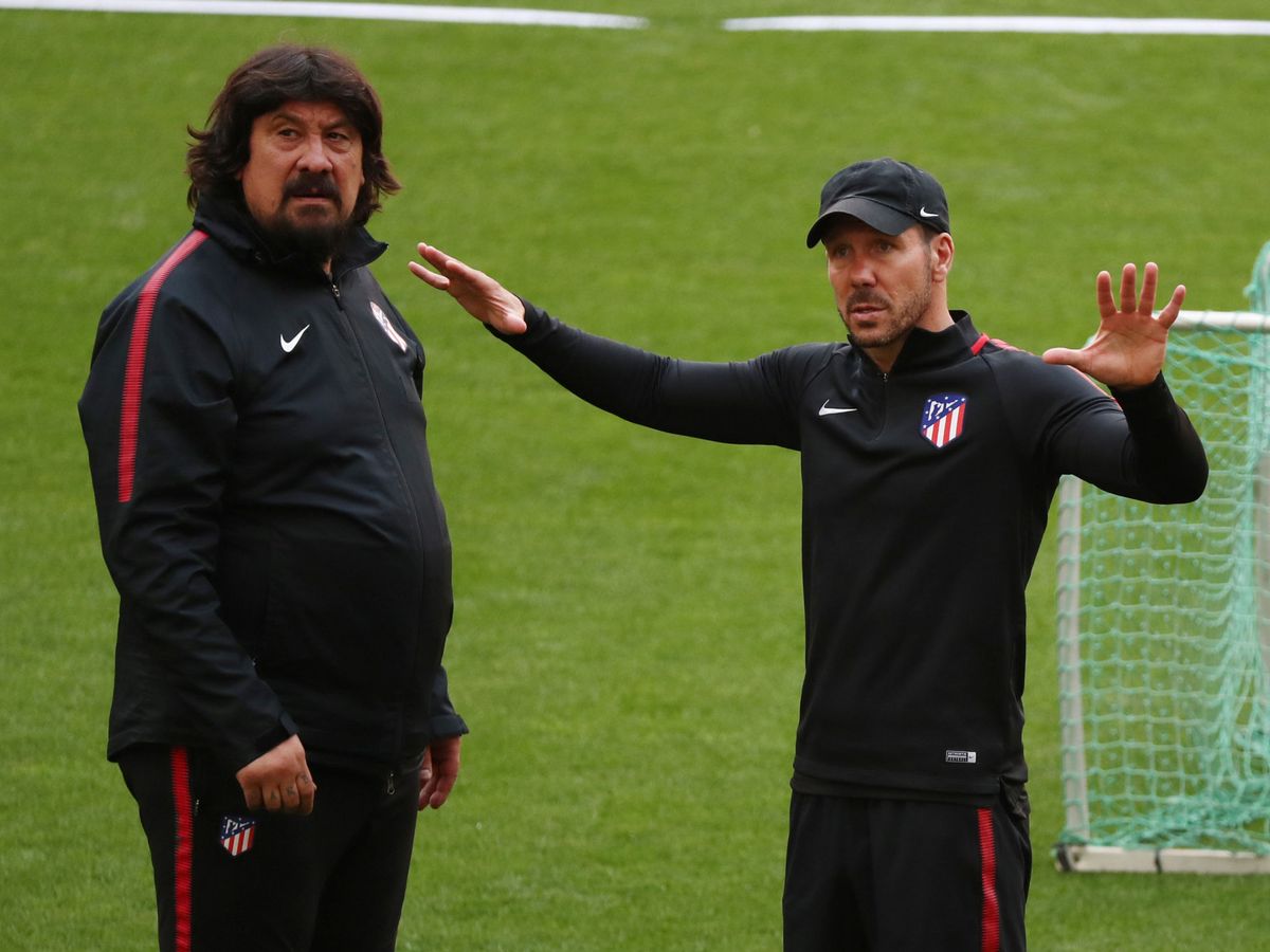 Foto: Simeone y Burgos en un entrenamiento del Atlético. (Reuters/Sergio Pérez)
