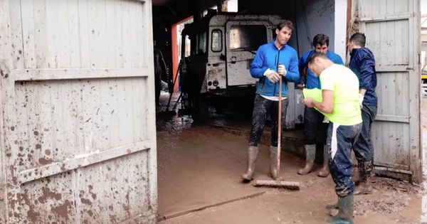 Foto: Rafa Nadal, ayudando en las inundaciones de Mallorca.