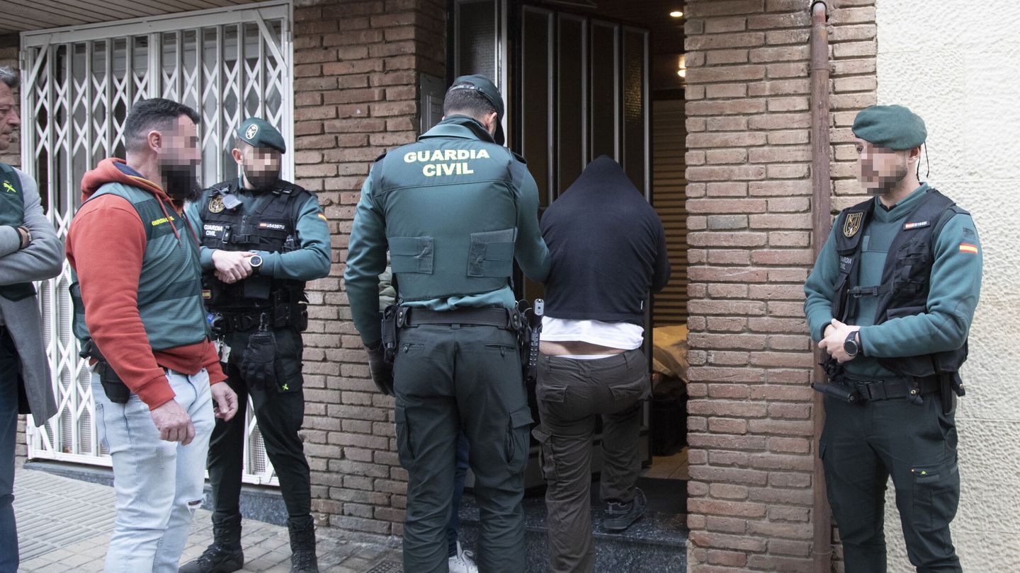 La Guardia Civil registra uno de los pisos en Barcelona del presunto autor. (EFE/Marta Pérez)