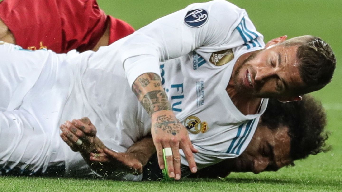 Lance entre Ramos y Salah que condujo a la lesión de este último en la final de la Champions League 2018. (Reuters)