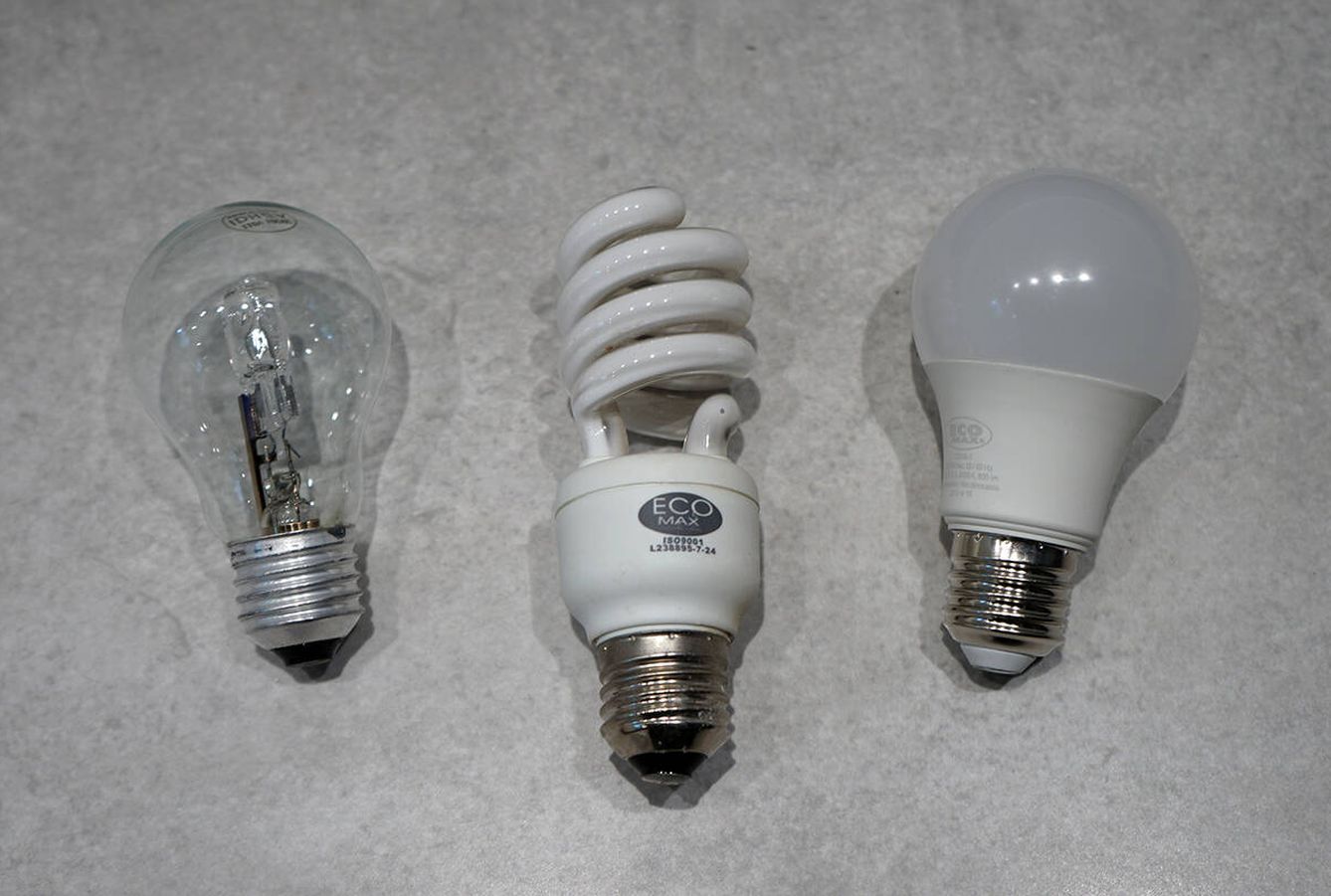 De izquierda a derecha, una bombilla incandescente, una bombilla CFL, y una bombilla LED.