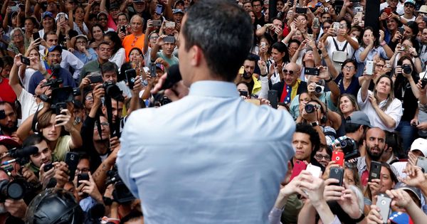 Foto: Juan Guaidó de espaldas en una manifestación.(Reuters)