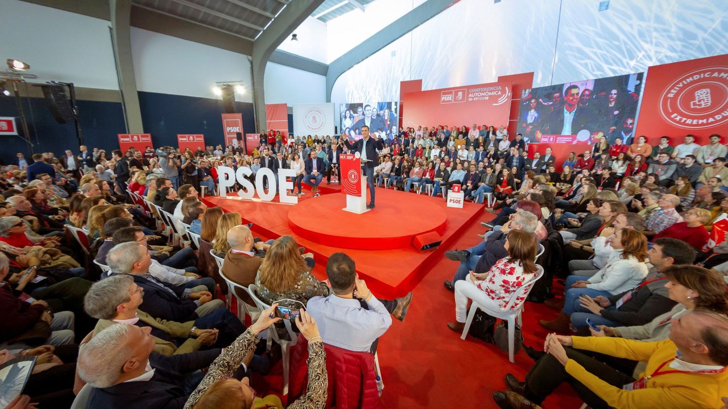 Pedro Sánchez, durante la clausura de la conferencia autonómica del PSOE extremeño, este 17 de febrero en Mérida, Badajoz. (EFE)