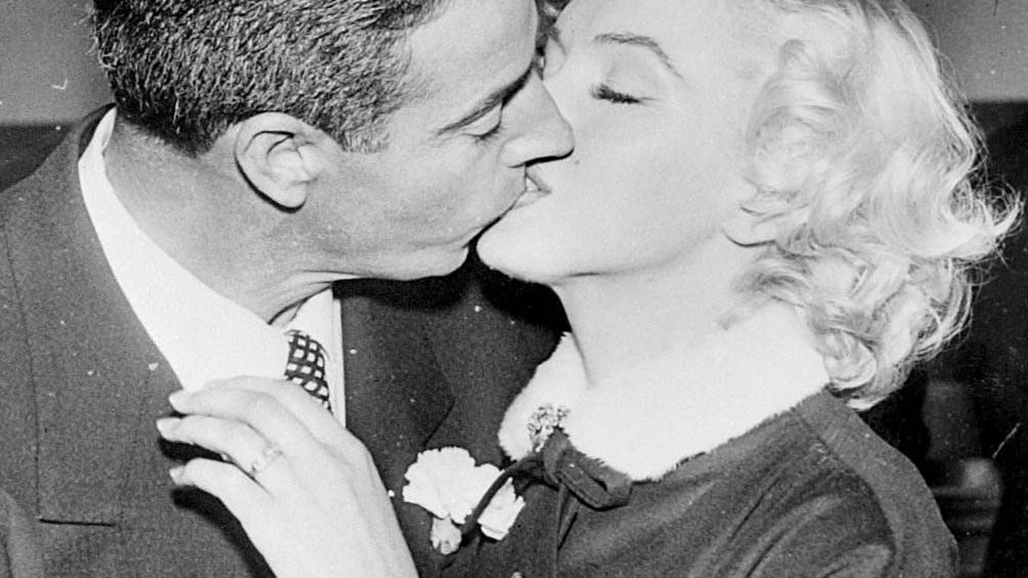 Joe DiMaggio y Marilyn Monroe, besándose tras su enlace civil. (Foto de archivo)