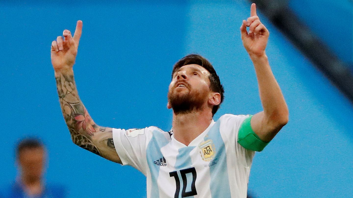 Messi alzó los brazos al cielo tras marcar el primer gol del partido. (Reuters)
