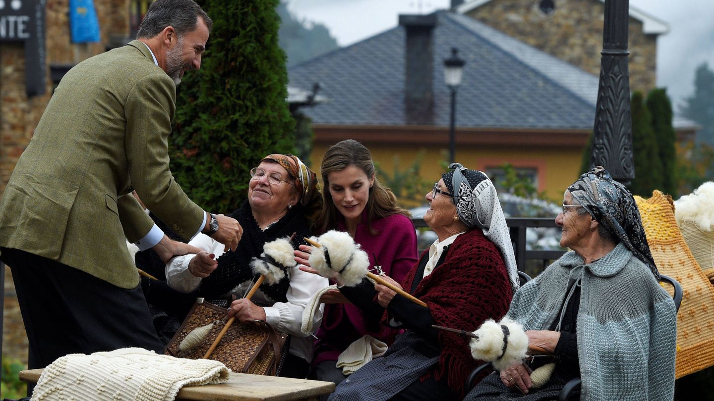 Los Reyes durante una visita a Santa Eulalia, Asturias. (EFE)