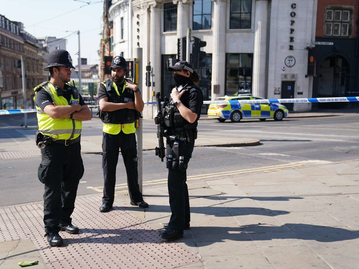 Foto: Agentes de policía en el centro de Nottingham. (Europa Press/DPA/Jacob King)