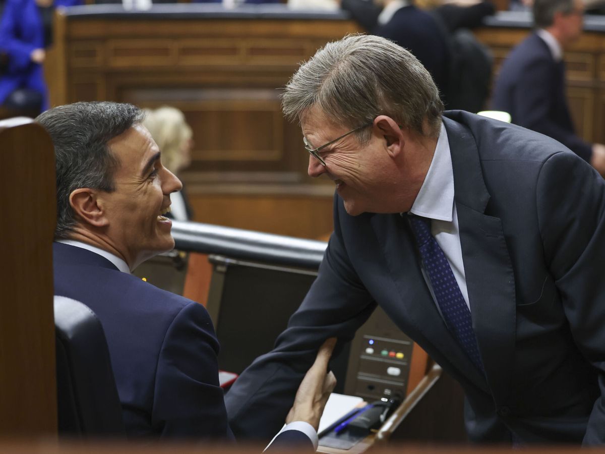 Foto: Pedro Sánchez y Ximo Puig, en el Congreso durante el debate de investidura. (EFE/Kiko Huesca)