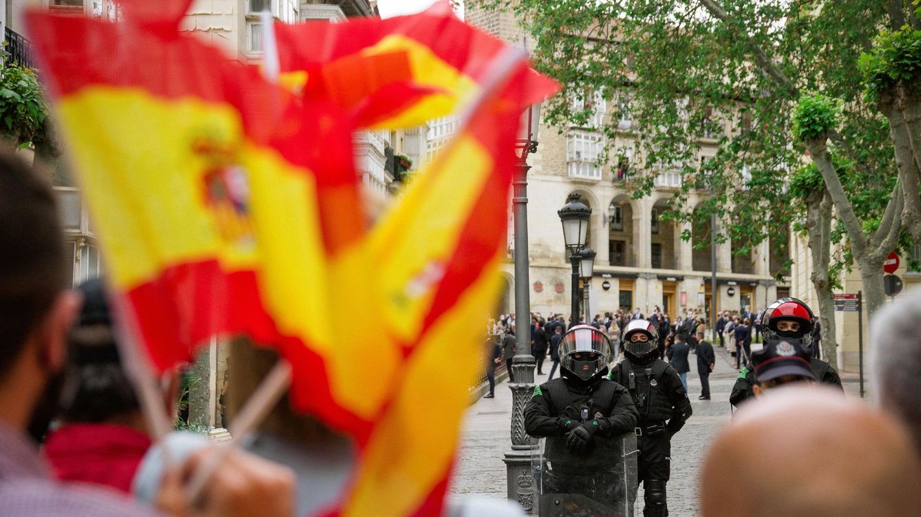 Foto: Varias personas ondean banderas de España. (EFE)