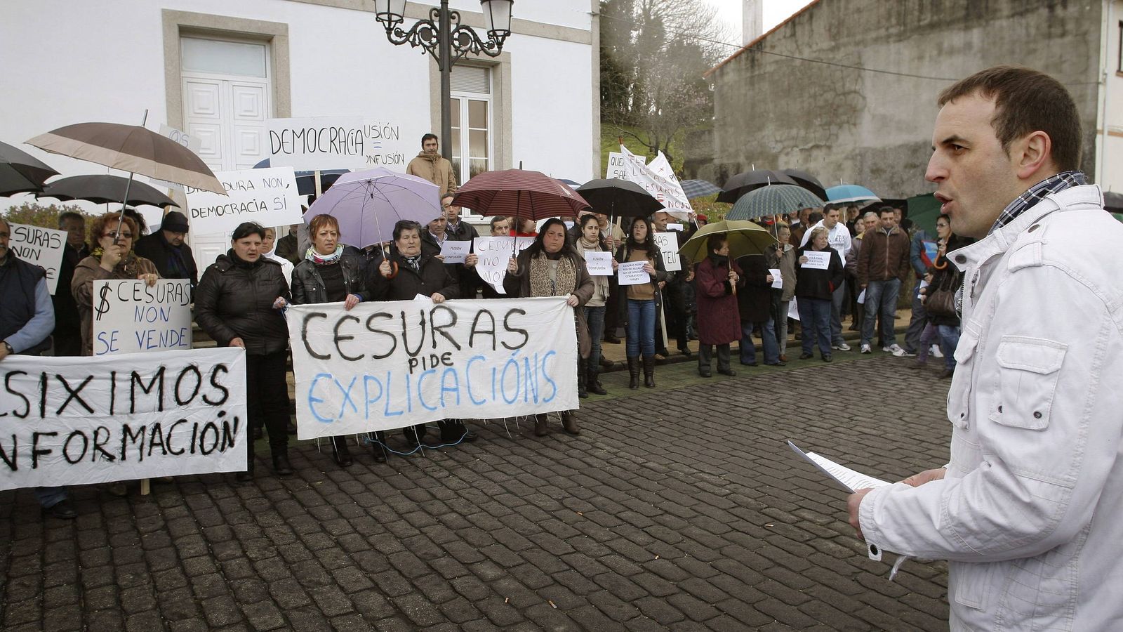 Foto: Protesta por la fusión de Oza dos Ríos y Cesuras en 2012. (EFE)