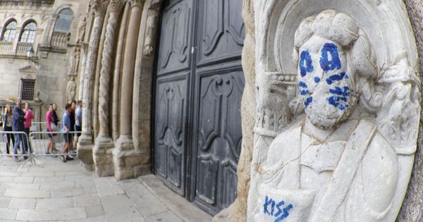 Foto: La pintada de la fachada de Platerías de la catedral de Santiago de Compostela (EFE)