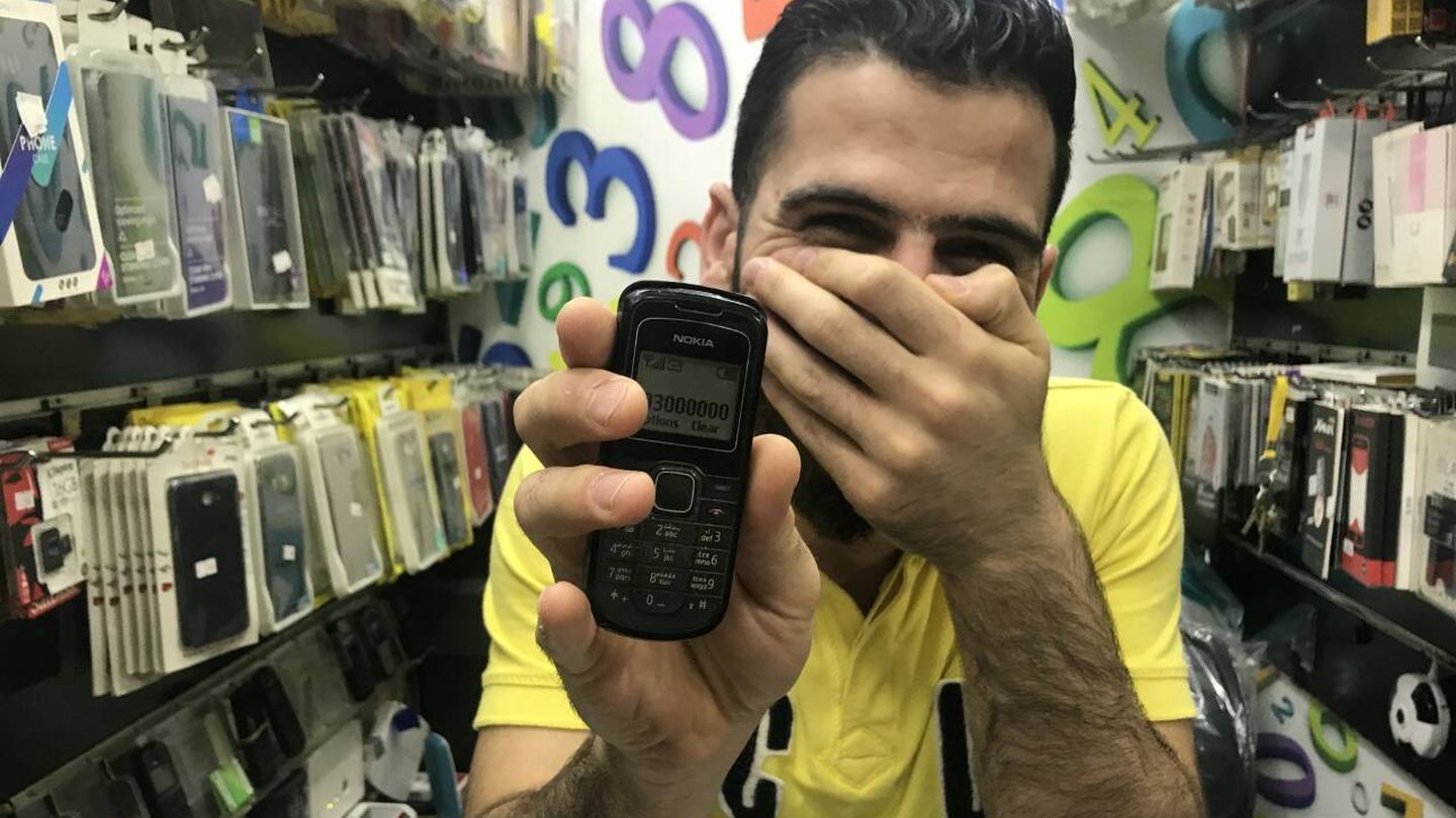 Vendedor beirutí muestra uno de los teléfonos más caros. (J.B.)