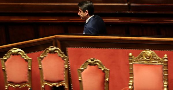 Foto: El presidente italiano Giuseppe Conte sale del Senado tras un debate, en Roma, el 19 de diciembre de 2018. (Reuters)