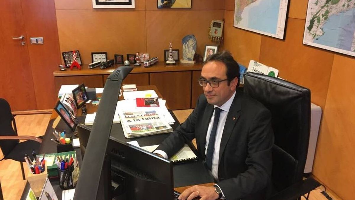 El 'exconseller' Josep Rull desafía al 155 y acude a su despacho: "Seguimos" 