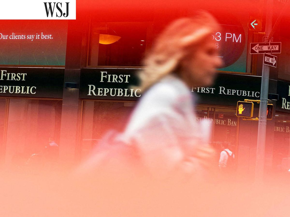 Foto: Una mujer pasa por delante de la sede de un banco en Nueva York. (EC)