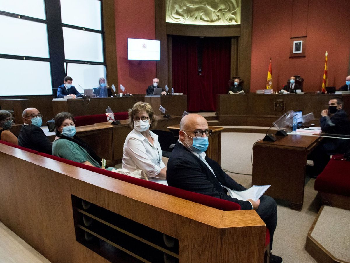 Foto: Los miembros de la Mesa del Parlament durante el juicio en 2020. (EFE)
