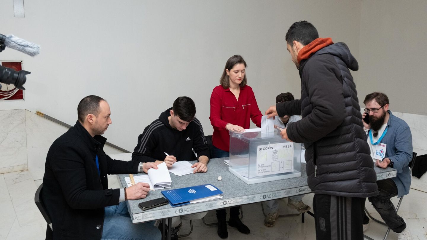 Un hombre ejerce su derecho a voto en el Centro Galego de Arte Contemporáneo (CGAC), en Santiago. (EP/César Arxina)