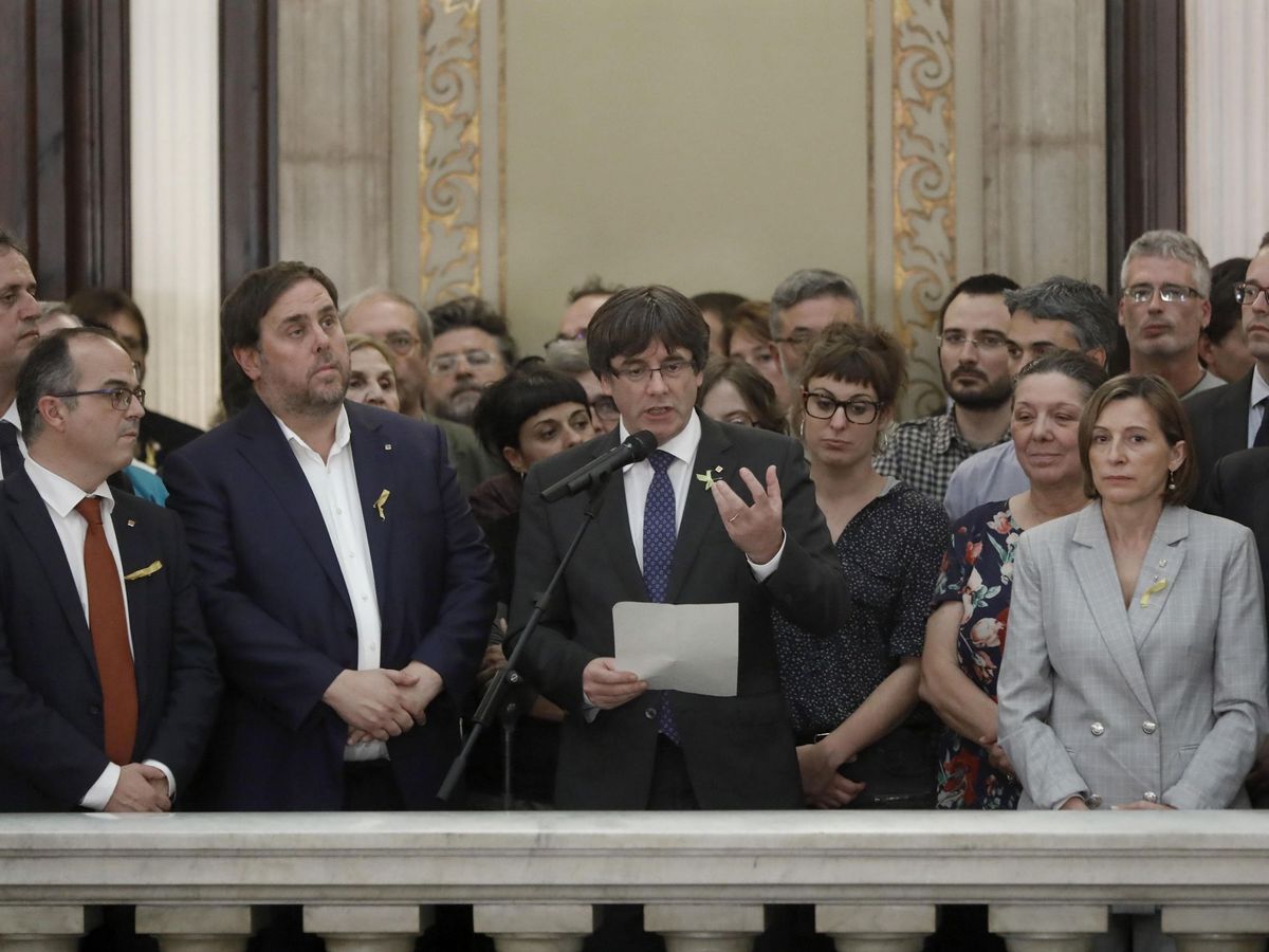 Foto: Carles Puigdemont (c), junto a Oriol Junqueras y Carme Forcadell, realiza una declaración en las escalinatas del Parlament tras aprobarse en el pleno la declaración de independencia. (EFE/Andreu Dalmau)