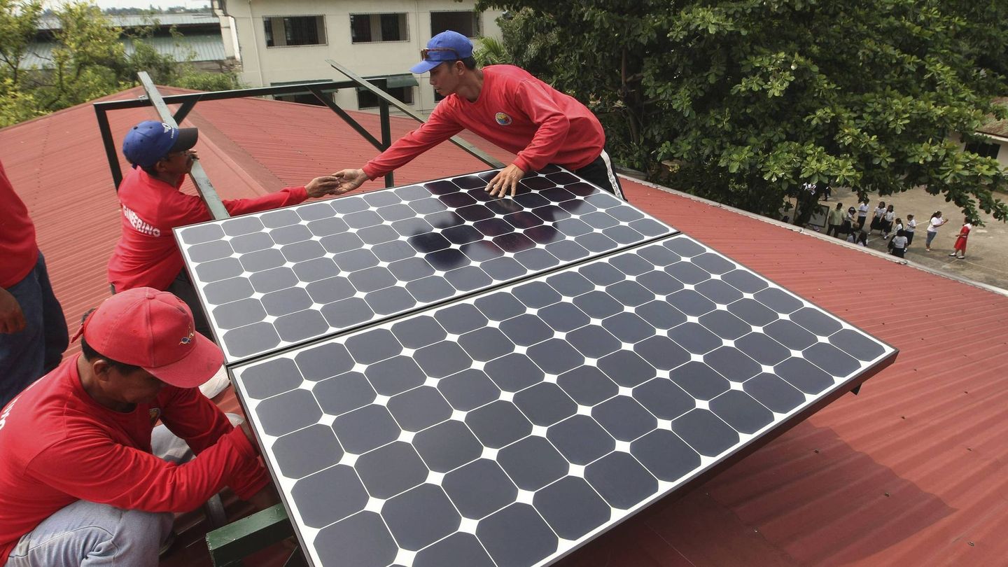 Instalación de placas solares en una vivienda (EFE)